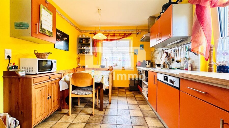 Modernisiertes Einfamilienhaus mit Einliegerwohnung, Wintergarten, Sauna und 2 Garagen - EG Küche / Einbauküche